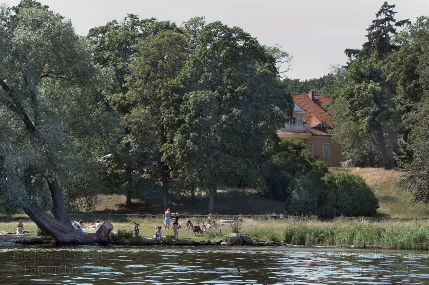 Berlin. Spandau. Kladow. An der Havel.
4. 6. 2011. Berlin. Spandau. Kladow. Am Fluss Havel. Menschen beim Sonnen auf der Wiese am Ufer
Schlüsselwörter: Baum;Berlin;Boote;Deutschland;Freizeit;Germany;Havel;Kladow;sonnen;Spandau;2011;Ufer