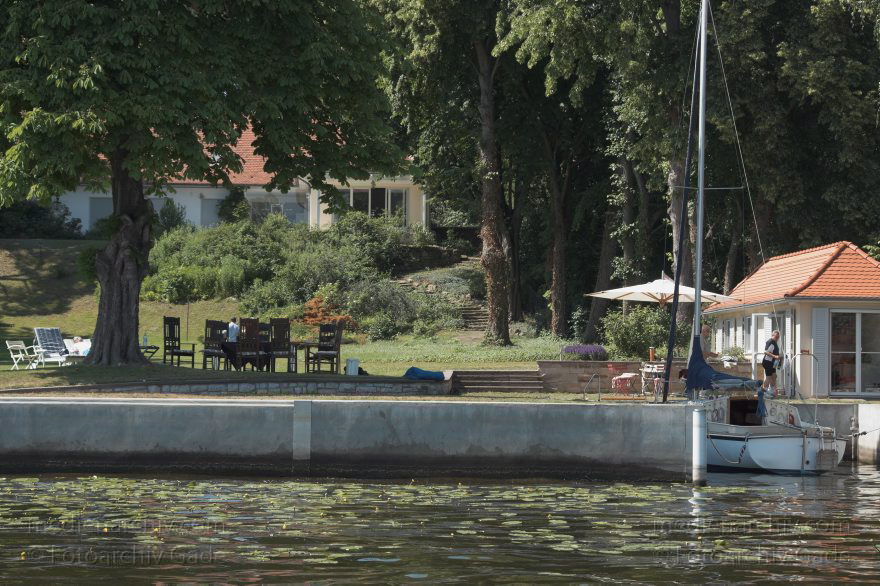 Berlin. Spandau. Kladow. An der Havel.
4. 6. 2011. Berlin. Spandau. Kladow. Am Fluss Havel. Gartengrundstück am Ufer. Tisch und Stühle im Schatten unter einem Baum.
Schlüsselwörter: Berlin;Boote;Deutschland;Germany;Havel;Kladow;Schatten;Spandau;Stühle;Tische;2011;Ufer