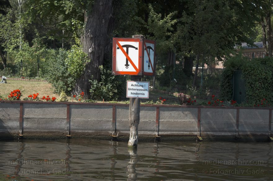 Berlin. Spandau. Kladow. An der Havel.
4. 6. 2011. Berlin. Spandau. Kladow. Am Fluss Havel. Hinweistafel für Bootsfahrer. Ankern verboten
Schlüsselwörter: ankern;Berlin;Boote;Deutschland;Germany;Havel;Kladow;Spandau;2011;Verbot