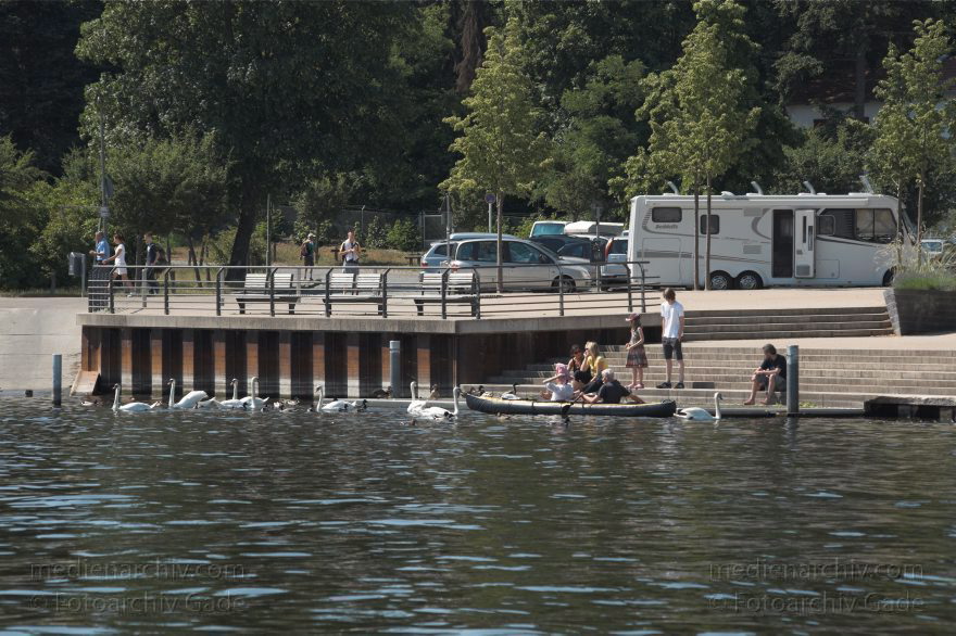 Berlin. Spandau. Kladow. An der Havel.
4. 6. 2011. Berlin. Spandau. Kladow. Am Fluss Havel. Szene am Ufer. Aufblasbares Kajak an der Treppe neben vielen Wasservögel
Schlüsselwörter: Berlin;Boote;Deutschland;Germany;Havel;Kladow;Spandau;2011;Treppe