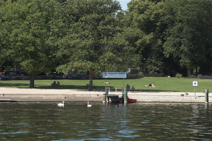 Berlin. Spandau. Kladow. An der Havel.
4. 6. 2011. Berlin. Spandau. Kladow. Am Fluss Havel. Anlegestelle Kladow. Steg für Fahrgastschiffe
Schlüsselwörter: Anlegestelle;Berlin;Boote;Deutschland;Germany;Havel;Kladow;Spandau;2011;Steg