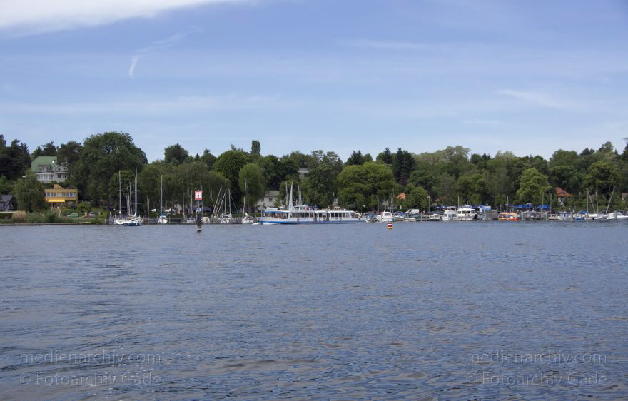 Berlin. Spandau. Kladow am Havel. BVG-Fähre - Ausflugsdampfer - Fahrgastschiff - MS Lichterfelde
26. 5. 2012. Berlin. Spandau. Kladow am Fluss Havel. BVG-Fähre. Ausflugsdampfer. Fahrgastschiff. MS Lichterfelde
Schlüsselwörter: Ausflugsdampfer;Berlin;Deutschland;Fluss;Germany;Havel;Kladow;Lichterfelde;2012;Spandau