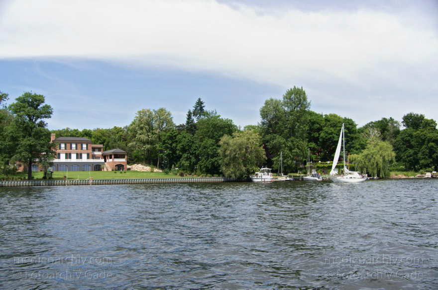 Berlin. Spandau. Kladow am Havel. Villa von Brad Pitt
26. 5. 2012. Berlin. Spandau. Kladow am Fluss Havel. Villa von Brad Pitt und Angelina Jolie. Ufer
Schlüsselwörter: Berlin;Deutschland;Fluss;Germany;Havel;Kladow;Spandau;2012;Villa
