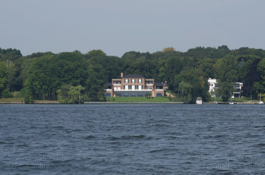Berlin. Spandau. Kladow. Havel
20. 8. 2012. Berlin. Spandau. Kladow. Fluss Havel. Moderne Villa mit Grundstück am Ufer. Angeblich von Brad Pitt und Angelina Jolie.
Schlüsselwörter: Berlin;Deutschland;Fluss;Germany;Havel;Kladow;Spandau;2012;Villa
