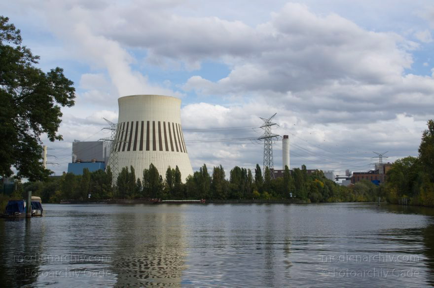 Berlin. Spandau. Kühlturm. Heizkraftwerk Reuter an der Spree. Vattenfall. Energie. Strom
25. 9. 2012. Berlin. Spandau. Kühlturm. Heizkraftwerk Reuter am Fluss Spree. Vattenfall. Energie. Strom
Schlüsselwörter: Berlin;Deutschland;Energie;Germany;Heizkraftwerk;Kraftwerk Reuter;Siemensstadt;Spandau;Spandauer;Spree;Strom;2012;Vattenfall