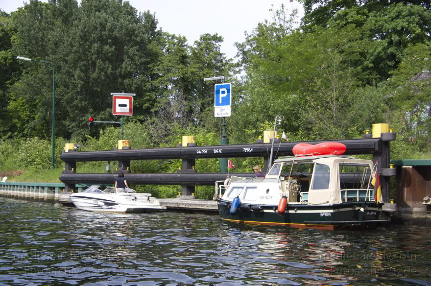 Berlin. Spandau. Schleuse Spandau. Havel. Boote. Sportboote. Motorboote
27. 5. 2012. Berlin. Spandau. Schleuse Spandau. Fluss Havel. Boote. Sportboote. Motorboote
Schlüsselwörter: Berlin;Boote;Deutschland;Fluss;Germany;Havel;Motorboote;Schleuse;Spandau;2012;Sportboote