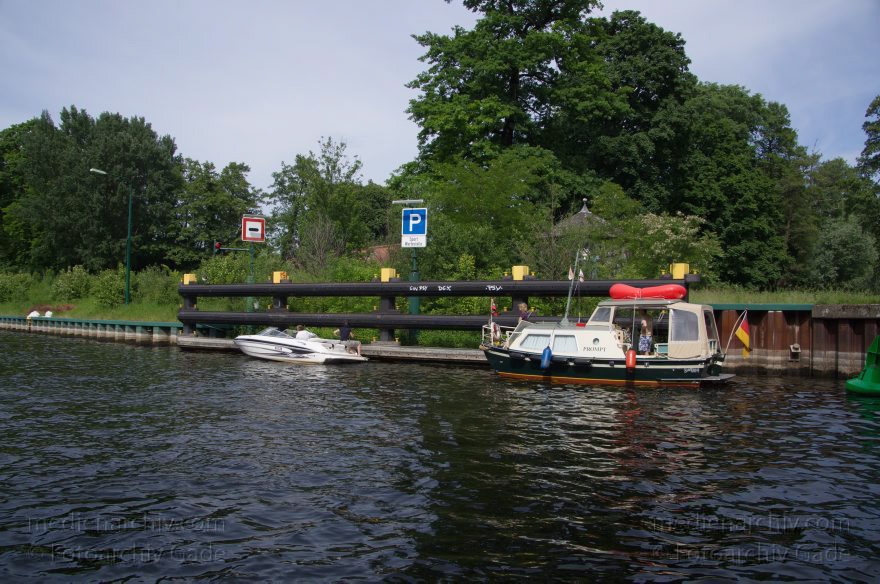 Berlin. Spandau. Schleuse Spandau. Havel. Boote. Sportboote. Motorboote
27. 5. 2012. Berlin. Spandau. Schleuse Spandau. Fluss Havel. Boote. Sportboote. Motorboote
Schlüsselwörter: Berlin;Boote;Deutschland;Fluss;Germany;Havel;Motorboote;Schleuse;Spandau;2012;Sportboote