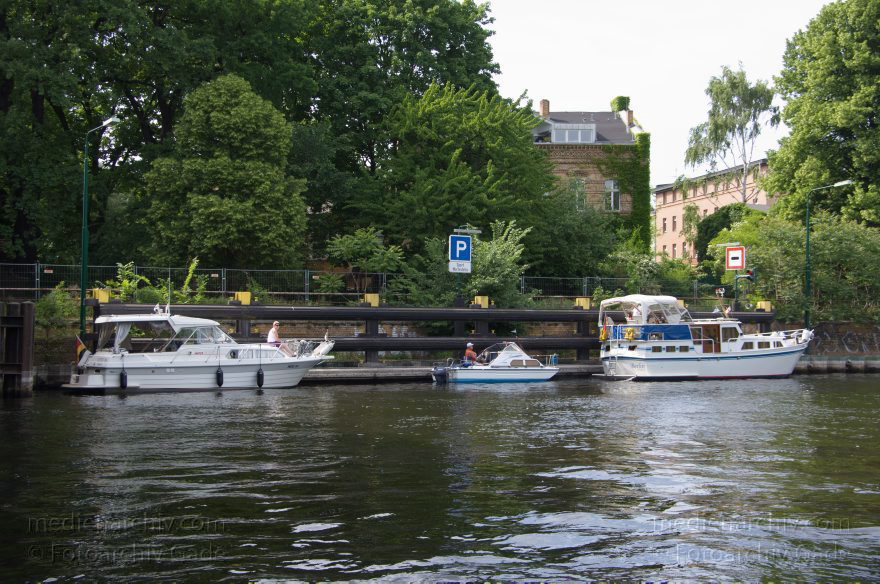 Berlin. Spandau. Schleuse Spandau. Havel. Boote. Sportboote. Motorboote
27. 5. 2012. Berlin. Spandau. Schleuse Spandau. Fluss Havel. Boote. Sportboote. Motorboote
Schlüsselwörter: Berlin;Boote;Deutschland;Fluss;Germany;Havel;Motorboote;Schleuse;Spandau;2012;Sportboote