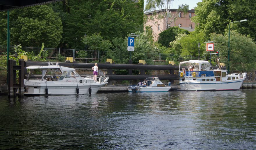 Berlin. Spandau. Schleuse Spandau. Havel. Boote. Sportboote. Motorboote
27. 5. 2012. Berlin. Spandau. Schleuse Spandau. Fluss Havel. Boote. Sportboote. Motorboote
Schlüsselwörter: Berlin;Boote;Deutschland;Fluss;Germany;Havel;Motorboote;Schleuse;Spandau;2012;Sportboote