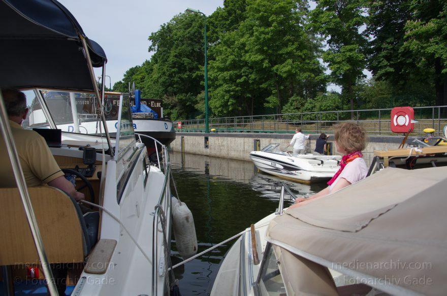 Berlin. Spandau. Schleuse Spandau. Havel. Boote. Sportboote. Motorboote
27. 5. 2012. Berlin. Spandau. Schleuse Spandau. Fluss Havel. Boote. Sportboote. Motorboote
Schlüsselwörter: Berlin;Boote;Deutschland;Fluss;Germany;Havel;Motorboote;Schleuse;Spandau;2012;Sportboote