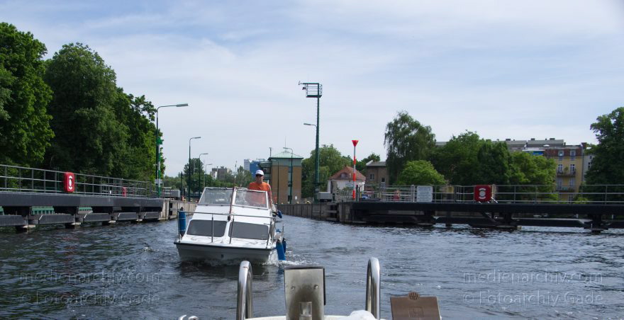 Berlin. Spandau. Schleuse Spandau. Havel. Boote. Sportboote. Motorboote
27. 5. 2012. Berlin. Spandau. Schleuse Spandau. Fluss Havel. Boote. Sportboote. Motorboote
Schlüsselwörter: Berlin;Boote;Deutschland;Fluss;Germany;Havel;Motorboote;Schleuse;Spandau;2012;Sportboote