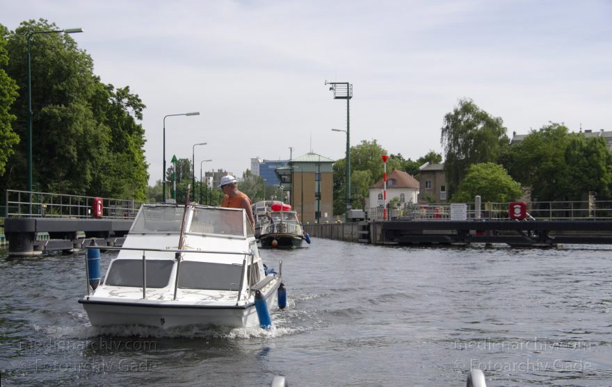 Berlin. Spandau. Schleuse Spandau. Havel. Boote. Sportboote. Motorboote
27. 5. 2012. Berlin. Spandau. Schleuse Spandau. Fluss Havel. Boote. Sportboote. Motorboote
Schlüsselwörter: Berlin;Boote;Deutschland;Fluss;Germany;Havel;Motorboote;Schleuse;Spandau;2012;Sportboote