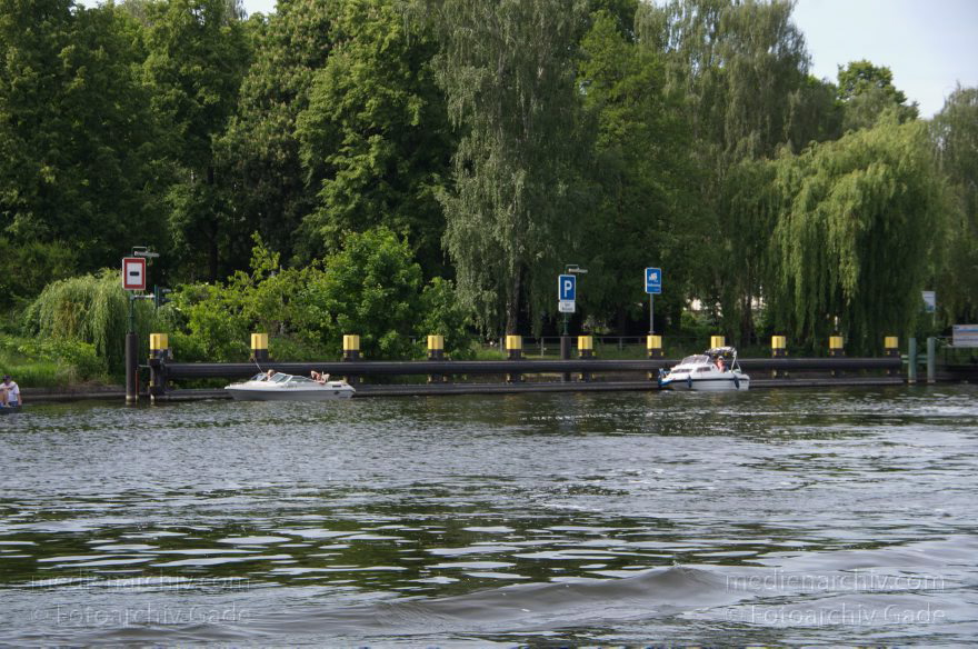 Berlin. Spandau. Schleuse Spandau. Havel. Boote. Sportboote. Motorboote
27. 5. 2012. Berlin. Spandau. Schleuse Spandau. Fluss Havel. Boote. Sportboote. Motorboote
Schlüsselwörter: Berlin;Boote;Deutschland;Fluss;Germany;Havel;Motorboote;Schleuse;Spandau;2012;Sportboote