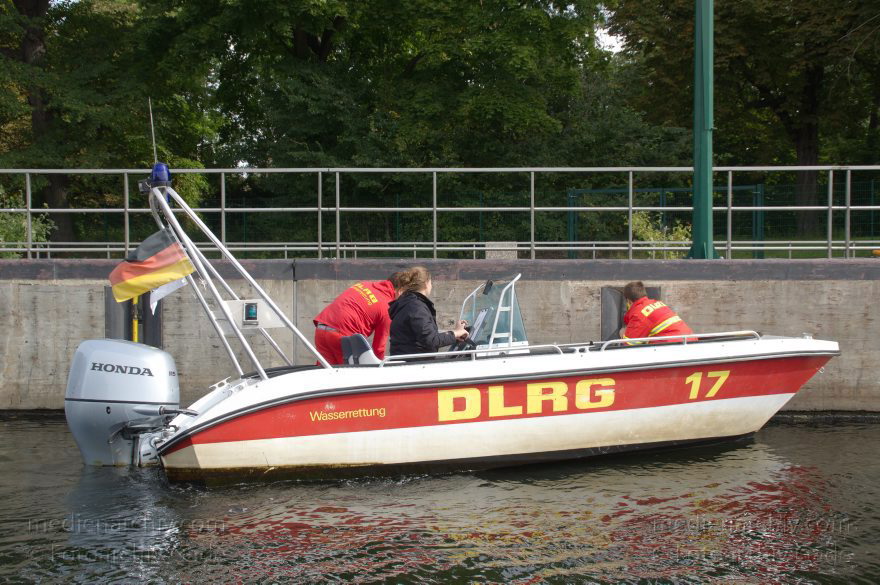 Berlin. Spandau. Spandauer Schleuse. Motorboot des DLRG beim Schleusen
25. 9. 2012. Berlin. Spandau. Fluss. Spandauer Schleuse. Motorboot des DLRG beim Schleusen
Schlüsselwörter: Berlin;Boote;Deutschland;DLRG;Fluss;Germany;Havel;Motorboot;Spandau;2012;Spandauer Schleuse