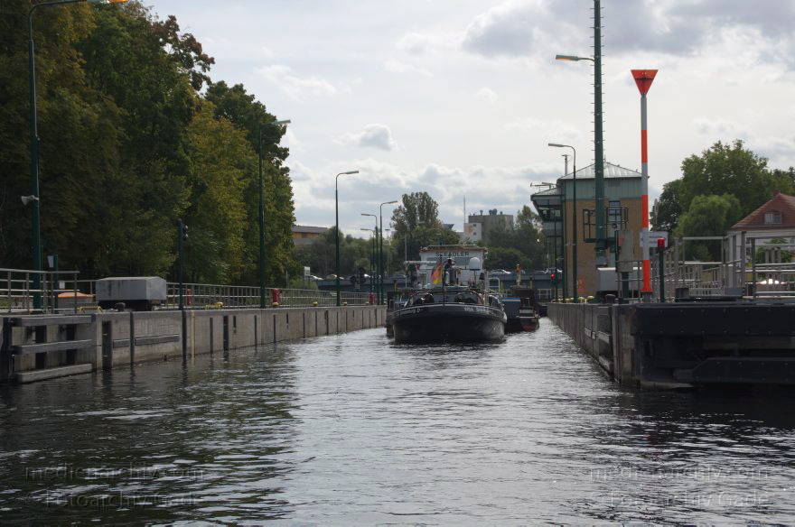 Berlin. Spandau. Spandauer Schleuse. Binnenschiff beim Schleusen. Schubverband
25. 9. 2012. Berlin. Spandau. Spandauer Schleuse. Binnenschiff beim Schleusen. Schubverband
Schlüsselwörter: Berlin;Binnenschiffe;Boote;Deutschland;Germany;Havel;Motorboot;Schubverband;Spandau;2012;Spandauer Schleuse