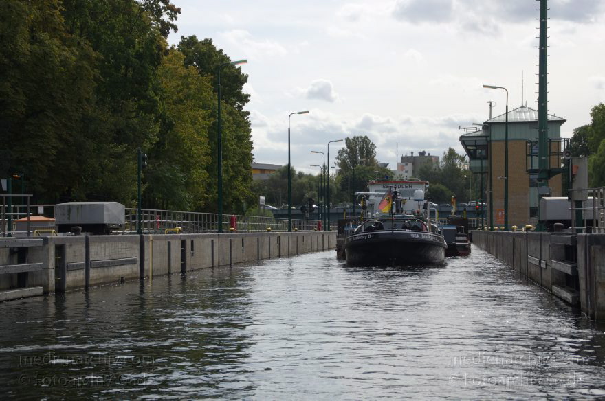 Berlin. Spandau. Spandauer Schleuse. Binnenschiff beim Schleusen. Schubverband
25. 9. 2012. Berlin. Spandau. Spandauer Schleuse. Binnenschiff beim Schleusen. Schubverband
Schlüsselwörter: Berlin;Binnenschiffe;Boote;Deutschland;Germany;Havel;Motorboot;Schubverband;Spandau;2012;Spandauer Schleuse