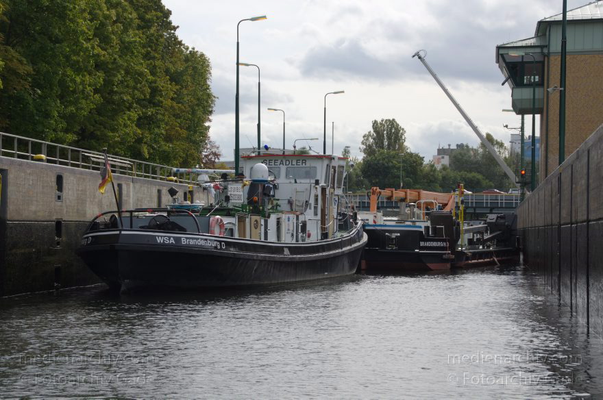 Berlin. Spandau. Spandauer Schleuse. Binnenschiff beim Schleusen. Schubverband
25. 9. 2012. Berlin. Spandau. Spandauer Schleuse. Binnenschiff beim Schleusen. Schubverband
Schlüsselwörter: Berlin;Binnenschiffe;Boote;Deutschland;Germany;Havel;Motorboot;Schubverband;Spandau;2012;Spandauer Schleuse