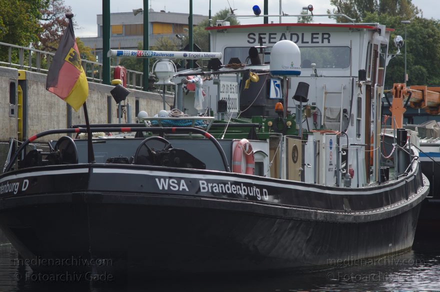 Berlin. Spandau. Spandauer Schleuse. Binnenschiff beim Schleusen. Schubverband
25. 9. 2012. Berlin. Spandau. Spandauer Schleuse. Binnenschiff beim Schleusen. Schubverband
Schlüsselwörter: Berlin;Binnenschiffe;Boote;Deutschland;Germany;Havel;Motorboot;Schubverband;Spandau;2012;Spandauer Schleuse