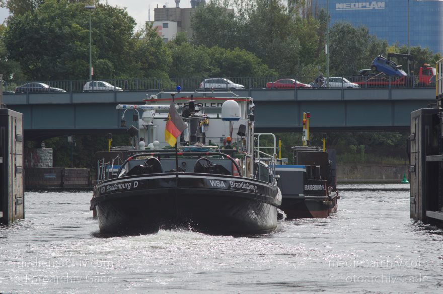 Berlin. Spandau. Spandauer Schleuse. Binnenschiff beim Schleusen. Schubverband
25. 9. 2012. Berlin. Spandau. Spandauer Schleuse. Binnenschiff beim Schleusen. Schubverband
Schlüsselwörter: Berlin;Binnenschiffe;Boote;Deutschland;Germany;Havel;Motorboot;Schubverband;Spandau;2012;Spandauer Schleuse