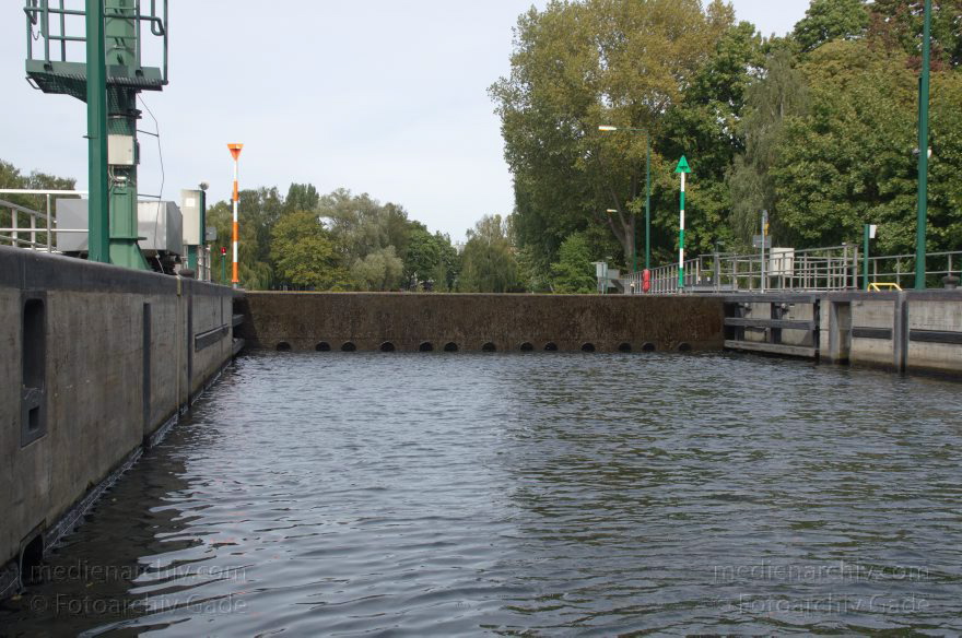 Berlin. Spandau. Havel. Spandauer Schleuse
25. 9. 2012. Berlin. Spandau. Fluss. Havel. Spandauer Schleuse
Schlüsselwörter: Berlin;Deutschland;Fluss;Germany;Havel;Spandau;2012;Spandauer Schleuse