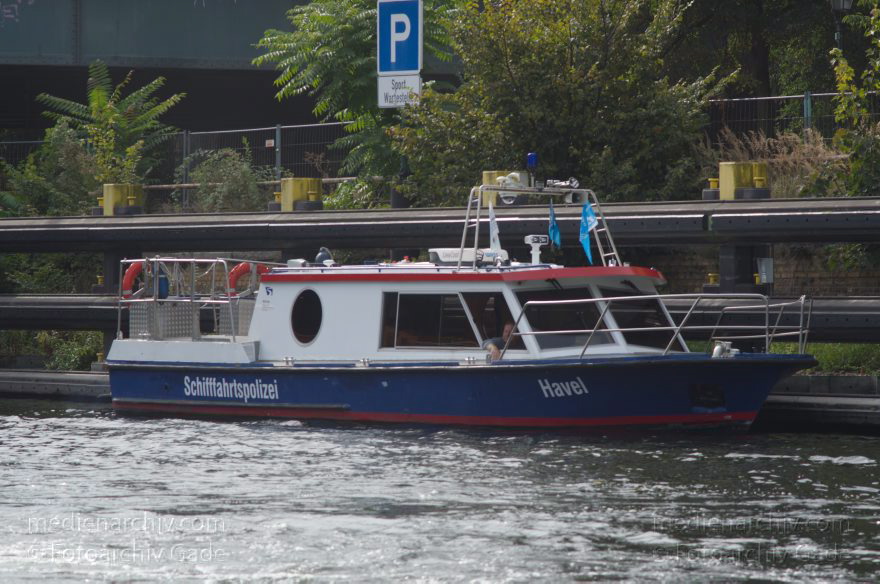 Berlin. Spandau. Havel. Spandauer Schleuse. Wartestelle Sportboot. Boot der Schifffahrtspolizei
25. 9. 2012. Berlin. Spandau. Fluss. Havel. Spandauer Schleuse. Wartestelle Sportboot. Boot der Schifffahrtspolizei
Schlüsselwörter: Berlin;Deutschland;Fluss;Germany;Havel;Schifffahrtspolizei;Spandau;Spandauer Schleuse;2012;Wartestelle Sportboot