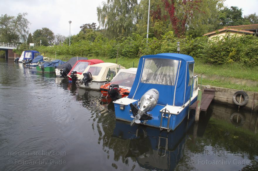 Berlin. Spandau. Klein Venedig. Kanal. Boote. Wochenendgrundstücke. Lauben
27. 9. 2011. Berlin. Spandau. Tiefenwerder. Klein Venedig. Kanal. Kanäle. Boote. Wochenendgrundstücke. Lauben
Schlüsselwörter: Berlin;Boote;Deutschland;Germany;Klein Venedig;Spandau;2011;Tiefenwerder