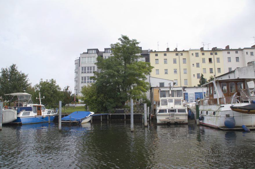 Berlin. Spandau. Havel. Seitenarm bei Tiefwerder. Boote. Liegeplatz. Motorboote
27. 9. 2011. Berlin. Spandau. Fluss Havel. Seitenarm bei Tiefwerder. Boote. Liegeplatz. Motorboote
Schlüsselwörter: Berlin;Boote;Deutschland;Fluss;Germany;Havel;Liegeplatz;Schiffe;2011;Spandau