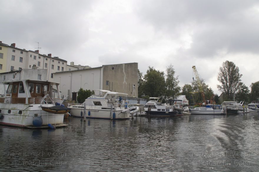 Berlin. Spandau. Havel. Seitenarm bei Tiefwerder. Boote. Liegeplatz. Motorboote
27. 9. 2011. Berlin. Spandau. Fluss Havel. Seitenarm bei Tiefwerder. Boote. Liegeplatz. Motorboote
Schlüsselwörter: Berlin;Boote;Deutschland;Fluss;Germany;Havel;Liegeplatz;Schiffe;2011;Spandau