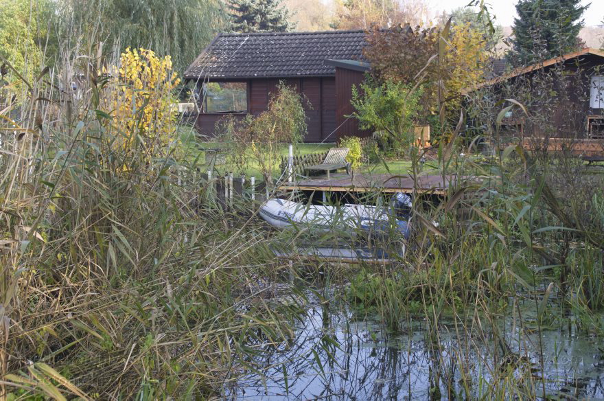 Berlin. Spandau. Klein Venedig. Kanal. Boote. Wochenendgrundstücke. Lauben
5. 11. 2011. Berlin. Spandau. Tiefenwerder. Klein Venedig. Kanal. Kanäle. Boote. Wochenendgrundstücke. Lauben
Schlüsselwörter: Berlin;Boote;Deutschland;Fluss;Germany;Klein Venedig;Spandau;2011;Tiefenwerder