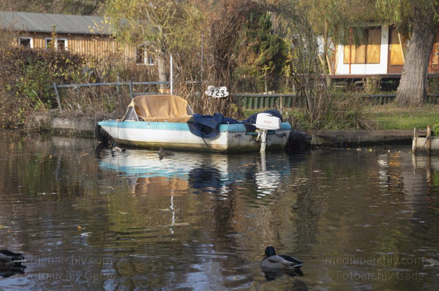 Berlin. Spandau. Klein Venedig. Kanal. Boote. Wochenendgrundstücke. Lauben
5. 11. 2011. Berlin. Spandau. Tiefenwerder. Klein Venedig. Kanal. Kanäle. Boote. Wochenendgrundstücke. Lauben
Schlüsselwörter: Berlin;Boote;Deutschland;Fluss;Germany;Klein Venedig;Spandau;2011;Tiefenwerder