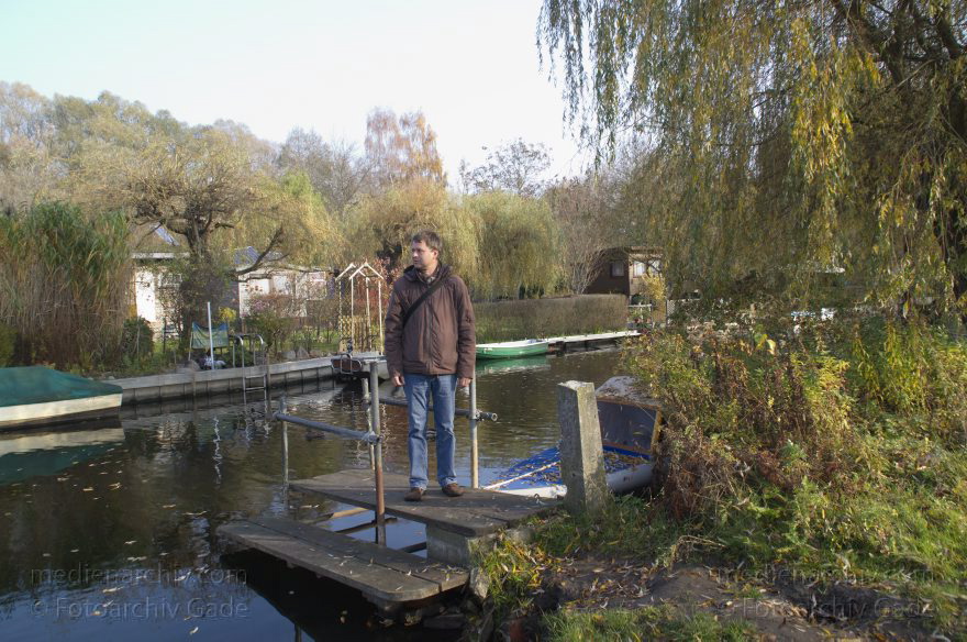 Berlin. Spandau. Tiefenwerder. Klein Venedig. Kanal. Kanäle. auf einem Steg
5. 11. 2011. Berlin. Spandau. Tiefenwerder. Klein Venedig. Kanal. Kanäle. Thomas Gade auf einem Steg
Schlüsselwörter: Berlin;Boote;Deutschland;Fluss;Gade, Thomas;Germany;Klein Venedig;Spandau;2011;Tiefenwerder