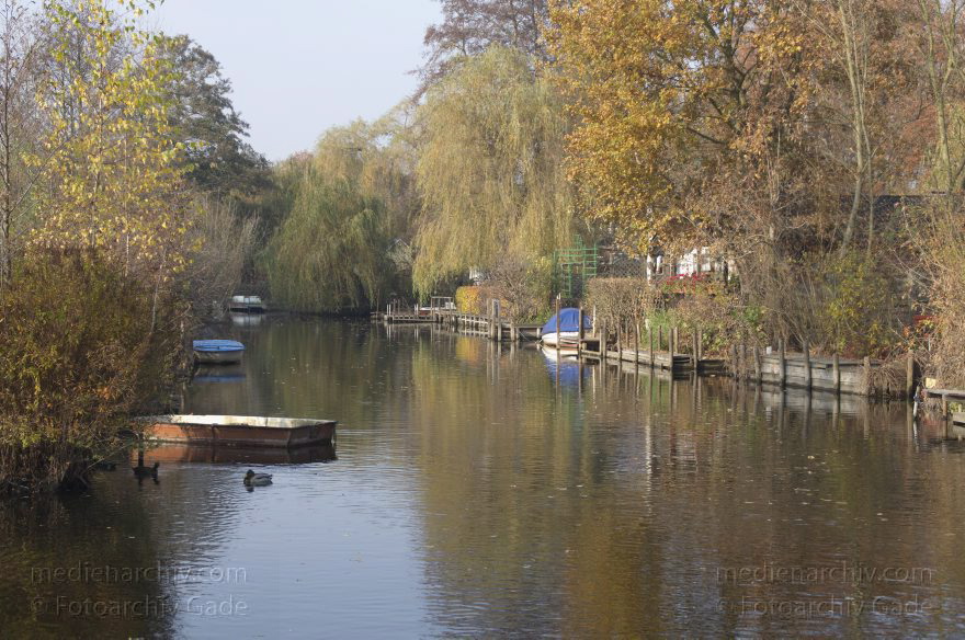 Berlin. Spandau. Klein Venedig. Kanal. Boote. Wochenendgrundstücke. Lauben
5. 11. 2011. Berlin. Spandau. Tiefenwerder. Klein Venedig. Kanal. Kanäle. Boote. Wochenendgrundstücke. Lauben
Schlüsselwörter: Berlin;Boote;Deutschland;Fluss;Germany;Klein Venedig;Spandau;2011;Tiefenwerder