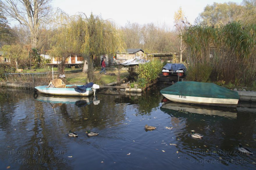 Berlin. Spandau. Klein Venedig. Kanal. Boote. Wochenendgrundstücke. Lauben
5. 11. 2011. Berlin. Spandau. Tiefenwerder. Klein Venedig. Kanal. Kanäle. Boote. Wochenendgrundstücke. Lauben
Schlüsselwörter: Berlin;Boote;Deutschland;Fluss;Germany;Klein Venedig;Spandau;2011;Tiefenwerder