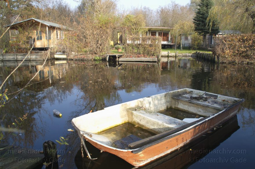 Berlin. Spandau. Klein Venedig. Kanal. Boote. Wochenendgrundstücke. Lauben
5. 11. 2011. Berlin. Spandau. Tiefenwerder. Klein Venedig. Kanal. Kanäle. Boote. Wochenendgrundstücke. Lauben
Schlüsselwörter: Berlin;Boote;Deutschland;Fluss;Germany;Klein Venedig;Spandau;2011;Tiefenwerder