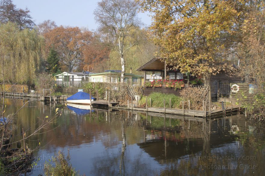 Berlin. Spandau. Klein Venedig. Kanal. Boote. Wochenendgrundstücke. Lauben
5. 11. 2011. Berlin. Spandau. Tiefenwerder. Klein Venedig. Kanal. Kanäle. Boote. Wochenendgrundstücke. Lauben
Schlüsselwörter: Berlin;Boote;Deutschland;Fluss;Germany;Klein Venedig;Spandau;2011;Tiefenwerder