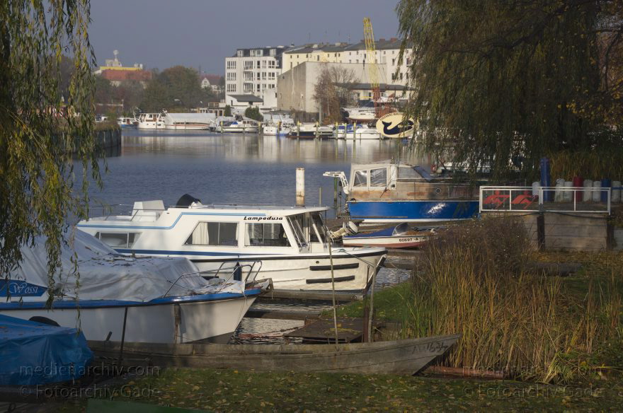 Berlin. Spandau. Tiefenwerder. Klein Venedig.
5. 11. 2011. Berlin. Spandau. Tiefenwerder. Klein Venedig.
Schlüsselwörter: Berlin;Boote;Deutschland;Fluss;Germany;Klein Venedig;Spandau;2011;Tiefenwerder