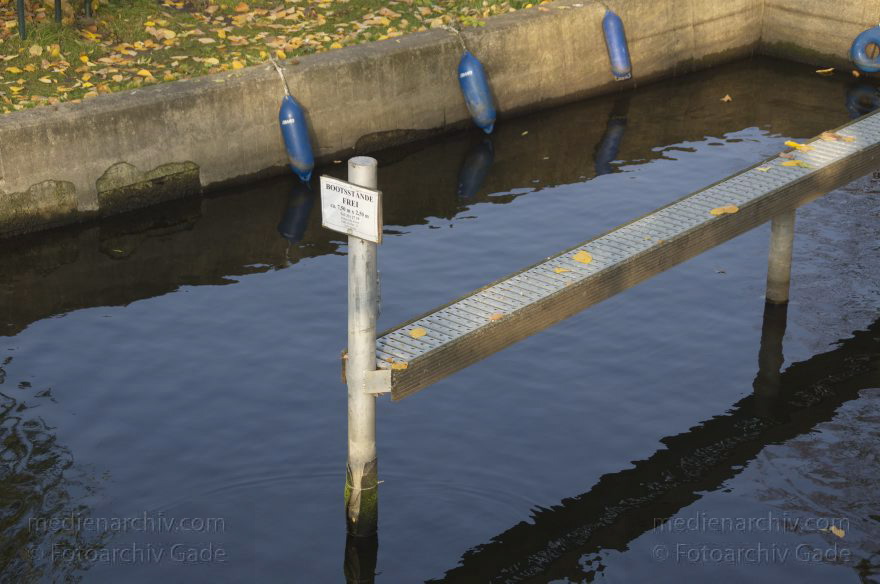 Berlin. Spandau. Tiefenwerder. Klein Venedig. Liegeplatz für Boote. Kanal
5. 11. 2011. Berlin. Spandau. Tiefenwerder. Klein Venedig. Liegeplatz für Boote. Kanal
Schlüsselwörter: Berlin;Boote;Deutschland;Fluss;Germany;Kanal;Klein Venedig;Liegeplatz;Spandau;2011;Tiefenwerder