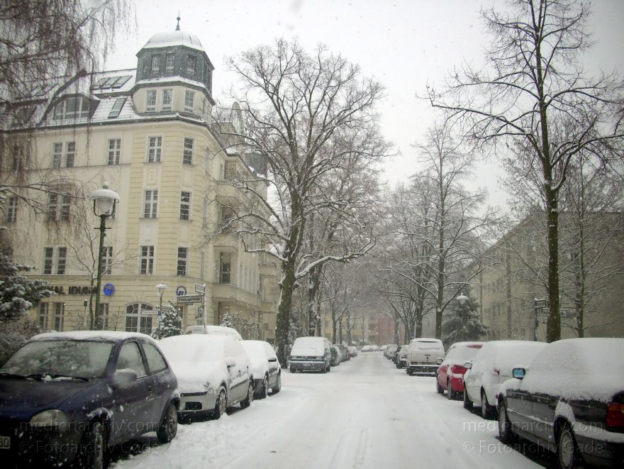 Berlin. Steglitz. Verschneitestraßen. Winter. Schnee. Eis.
31. 12. 2009. Berlin. Steglitz. Verschneite Straßen. Winter. Schnee. Eis.
Schlüsselwörter: Berlin;Deutschland;Germany;Schnee;Steglitz;verschneite Strassen;verschneite Straßen;2009;Winter