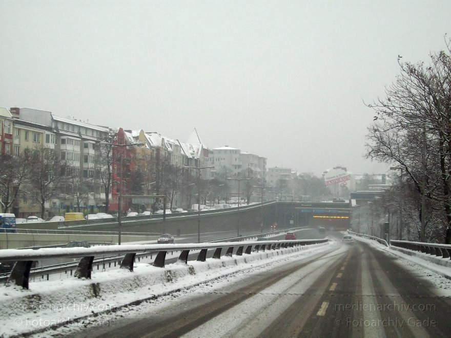 Berlin. Steglitz. Verschneitestraßen. Winter. Schnee. Eis.
31. 12. 2009. Berlin. Steglitz. Verschneite Straßen. Winter. Schnee. Eis.
Schlüsselwörter: Berlin;Deutschland;Germany;Schnee;Steglitz;verschneite Strassen;verschneite Straßen;2009;Winter