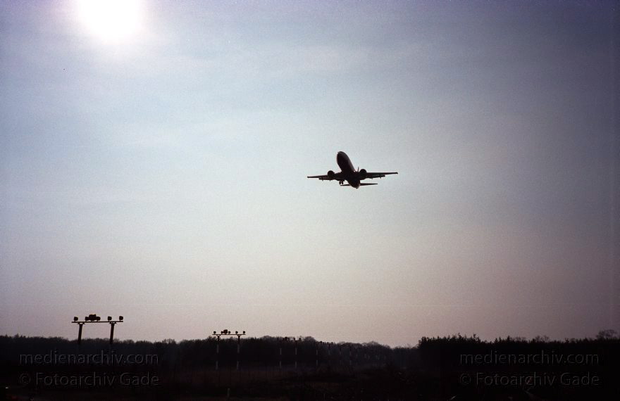 Berlin. Tegel. FLughafen. Flugzeug im Landeanflug
April 2003. Berlin. Tegel. FLughafen. Flugzeug im Landeanflug
Schlüsselwörter: Berlin;Deutschland;Flughafen;Flugzeug;Germany;2003;Tegel