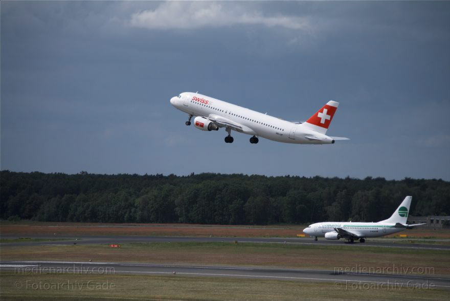 Berlin. Flughafen Tegel. Flugzeuge. Flugplatz
20. 6. 2010. Berlin. Tegel. Flughafen Berlin-Tegel. Name: Otto Lilienthal. Flugzeuge. Flugplatz. Flugverkehr. Germania. Swiss air
Schlüsselwörter: Berlin;Deutschland;Flughafen;Flugplatz;Flugzeuge;Germania;Germany;Reinickendorf;2010;Tegel