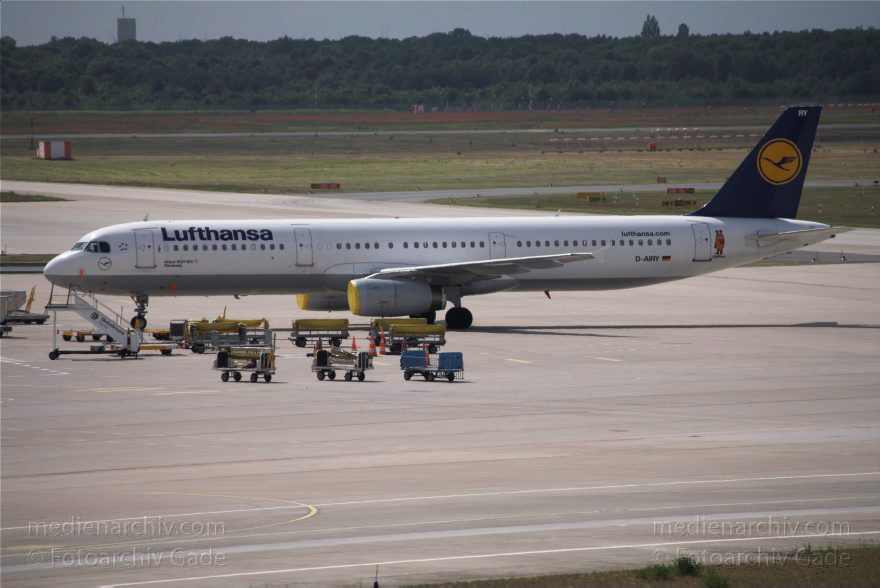 Berlin. Flughafen Tegel. Flugzeuge. Flugplatz
20. 6. 2010. Berlin. Tegel. Flughafen Berlin-Tegel. Name: Otto Lilienthal. Flugzeuge. Flugplatz. Flugverkehr.
Schlüsselwörter: Berlin;Deutschland;Flughafen;Flugplatz;Flugzeuge;Germany;Reinickendorf;2010;Tegel