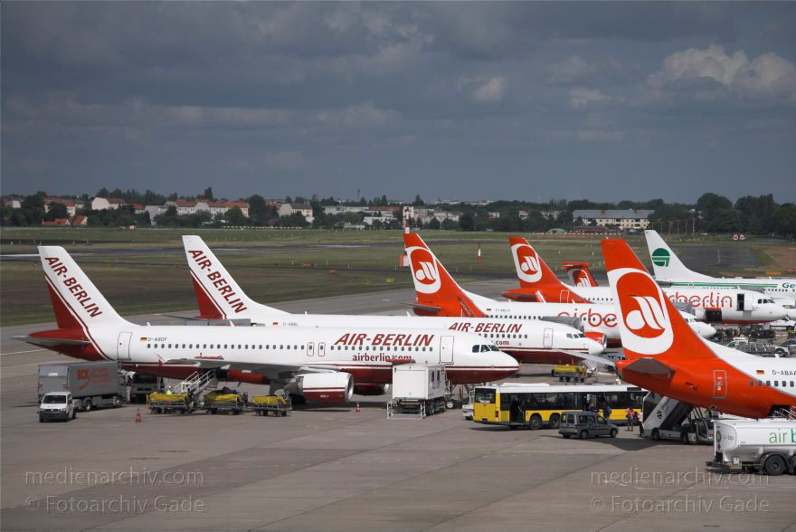Berlin. Flughafen Tegel. Flugzeuge. Flugplatz
20. 6. 2010. Berlin. Tegel. Flughafen Berlin-Tegel. Name: Otto Lilienthal. Flugzeuge. Flugplatz. Flugverkehr.
Schlüsselwörter: Berlin;Deutschland;Flughafen;Flugplatz;Flugzeuge;Germany;Reinickendorf;2010;Tegel