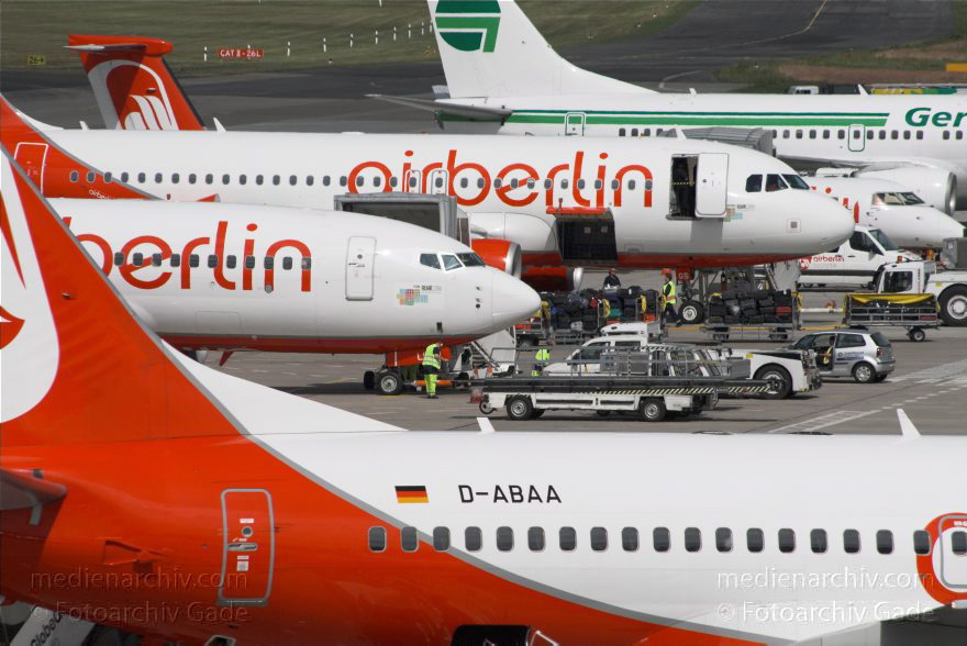 Berlin. Flughafen Tegel. Flugzeuge. Flugplatz
20. 6. 2010. Berlin. Tegel. Flughafen Berlin-Tegel. Name: Otto Lilienthal. Flugzeuge. Flugplatz. Flugverkehr.
Schlüsselwörter: Berlin;Deutschland;Flughafen;Flugplatz;Flugzeuge;Germany;Reinickendorf;2010;Tegel