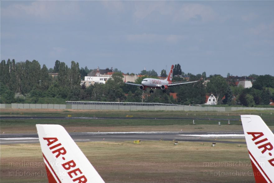 Berlin. Flughafen Tegel. Flugzeuge. Flugplatz
20. 6. 2010. Berlin. Tegel. Flughafen Berlin-Tegel. Name: Otto Lilienthal. Flugzeuge. Flugplatz. Flugverkehr.
Schlüsselwörter: Berlin;Deutschland;Flughafen;Flugplatz;Flugzeuge;Germany;Reinickendorf;2010;Tegel