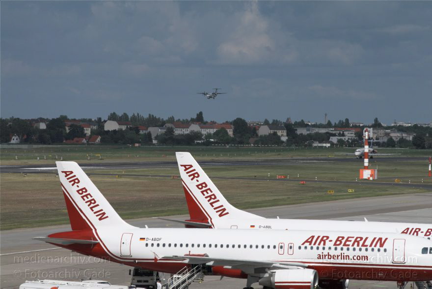 Berlin. Flughafen Tegel. Flugzeuge. Flugplatz
20. 6. 2010. Berlin. Tegel. Flughafen Berlin-Tegel. Name: Otto Lilienthal. Flugzeuge. Flugplatz. Flugverkehr.
Schlüsselwörter: Berlin;Deutschland;Flughafen;Flugplatz;Flugzeuge;Germany;Reinickendorf;2010;Tegel
