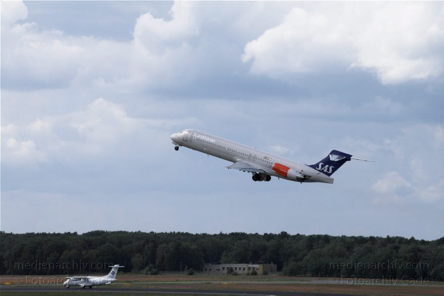 Berlin. Flughafen Tegel. Flugzeuge. Flugplatz
20. 6. 2010. Berlin. Tegel. Flughafen Berlin-Tegel. Name: Otto Lilienthal. Flugzeuge. Flugplatz. Flugverkehr.
Schlüsselwörter: Berlin;Deutschland;Flughafen;Flugplatz;Flugzeuge;Germany;Reinickendorf;2010;Tegel