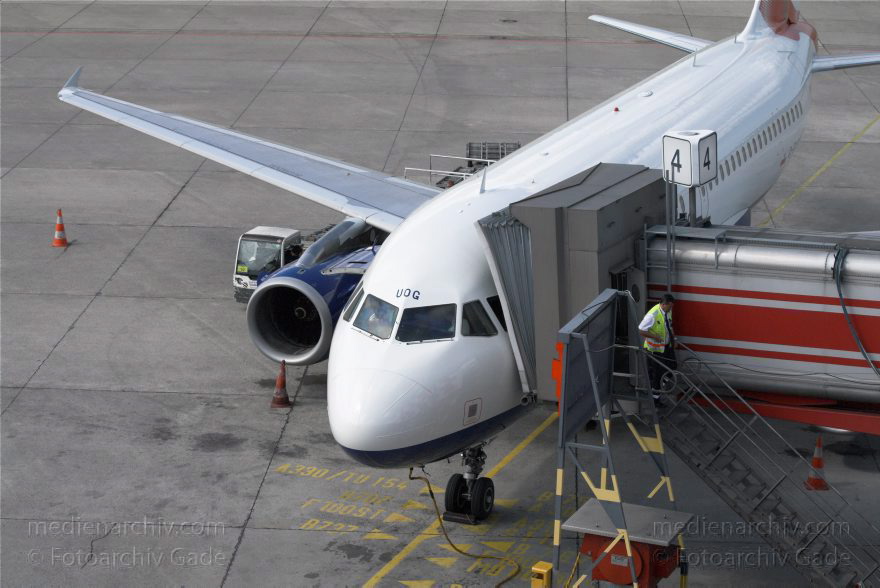 Berlin. Flughafen Tegel. Flugzeuge. Flugplatz
20. 6. 2010. Berlin. Tegel. Flughafen Berlin-Tegel. Name: Otto Lilienthal. Flugzeuge. Flugplatz. Flugverkehr.
Schlüsselwörter: Berlin;Deutschland;Flughafen;Flugplatz;Flugzeuge;Germany;Reinickendorf;2010;Tegel