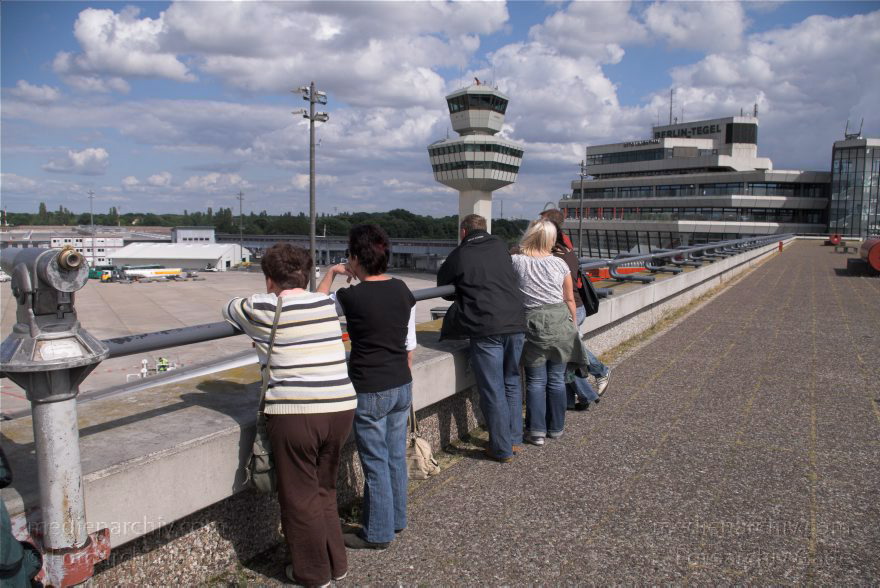 Berlin. Flughafen Tegel. Flugzeuge. Flugplatz
20. 6. 2010. Berlin. Tegel. Flughafen Berlin-Tegel. Name: Otto Lilienthal. Flugzeuge. Flugplatz. Flugverkehr.
Schlüsselwörter: Berlin;Deutschland;Flughafen;Flugplatz;Flugzeuge;Germany;Reinickendorf;2010;Tegel