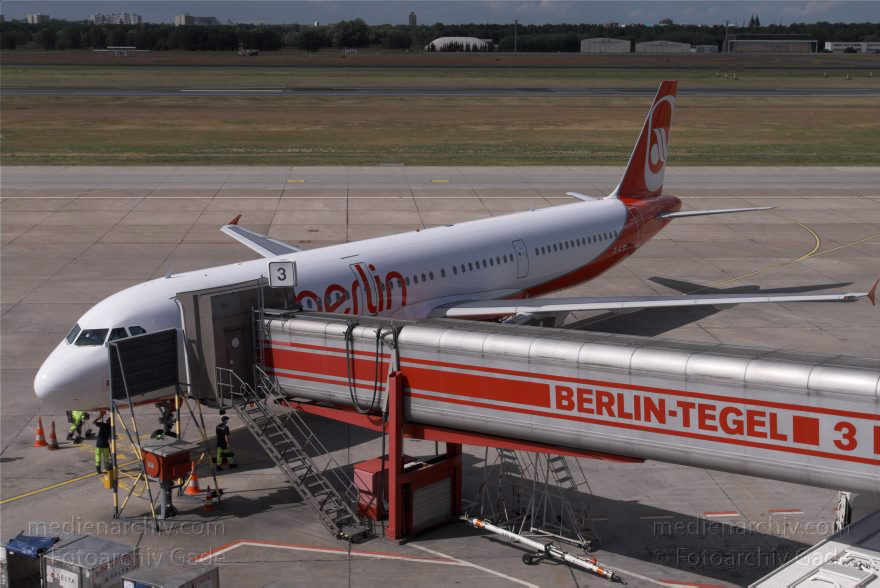 Berlin. Flughafen Tegel. Flugzeuge. Flugplatz
20. 6. 2010. Berlin. Tegel. Flughafen Berlin-Tegel. Name: Otto Lilienthal. Flugzeuge. Flugplatz. Flugverkehr.
Schlüsselwörter: Berlin;Deutschland;Flughafen;Flugplatz;Flugzeuge;Germany;Reinickendorf;2010;Tegel